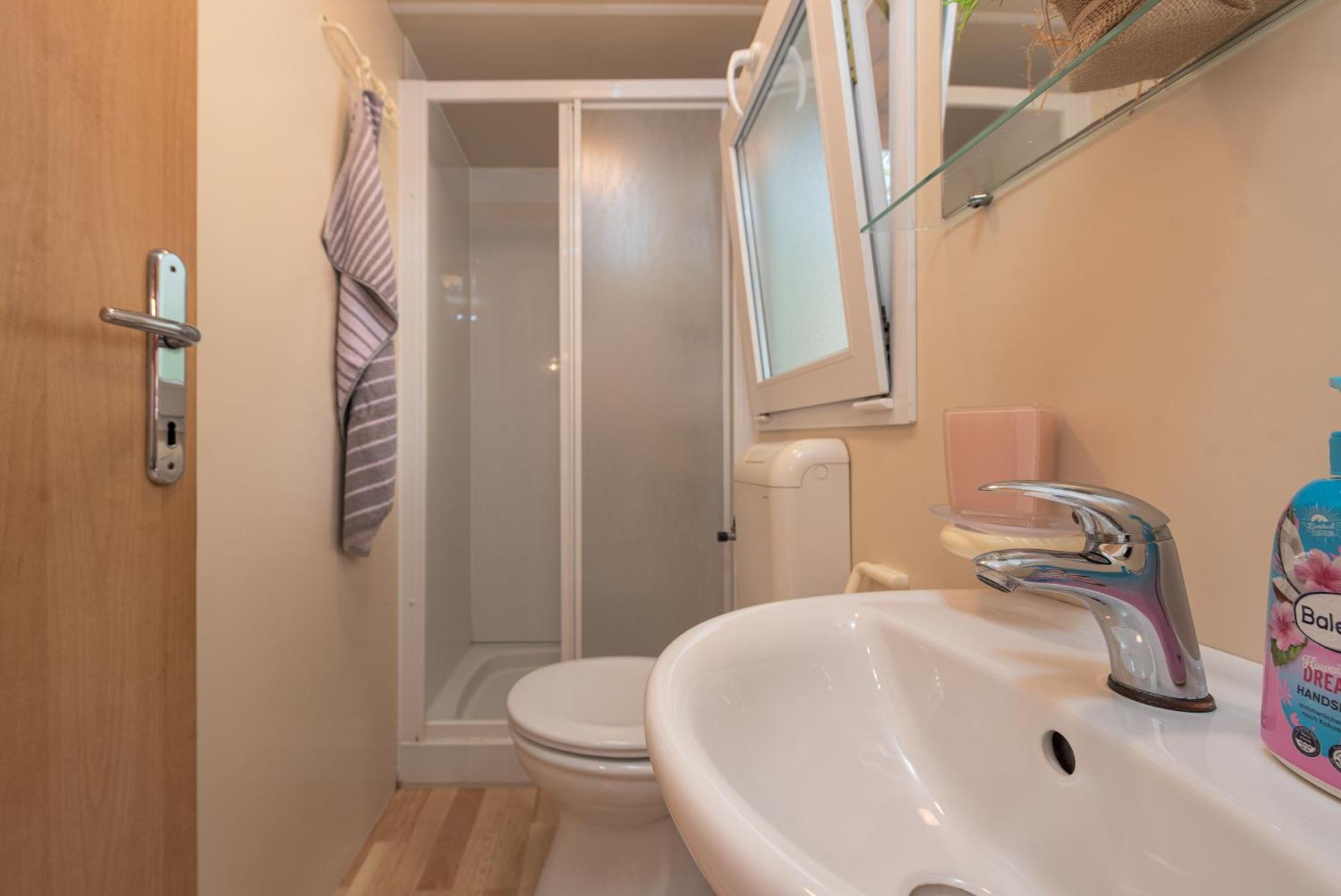 Camp Mrkva Mobile Homes With Pool Sukosan Room photo