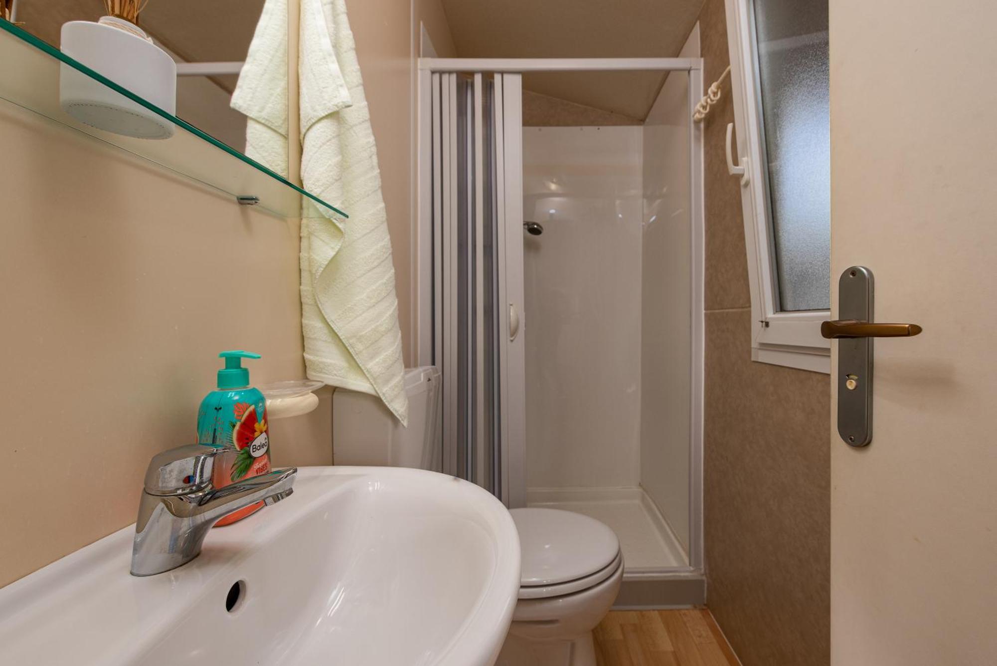 Camp Mrkva Mobile Homes With Pool Sukosan Room photo